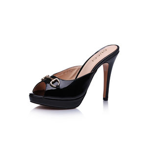 Black patent leather pump slipper